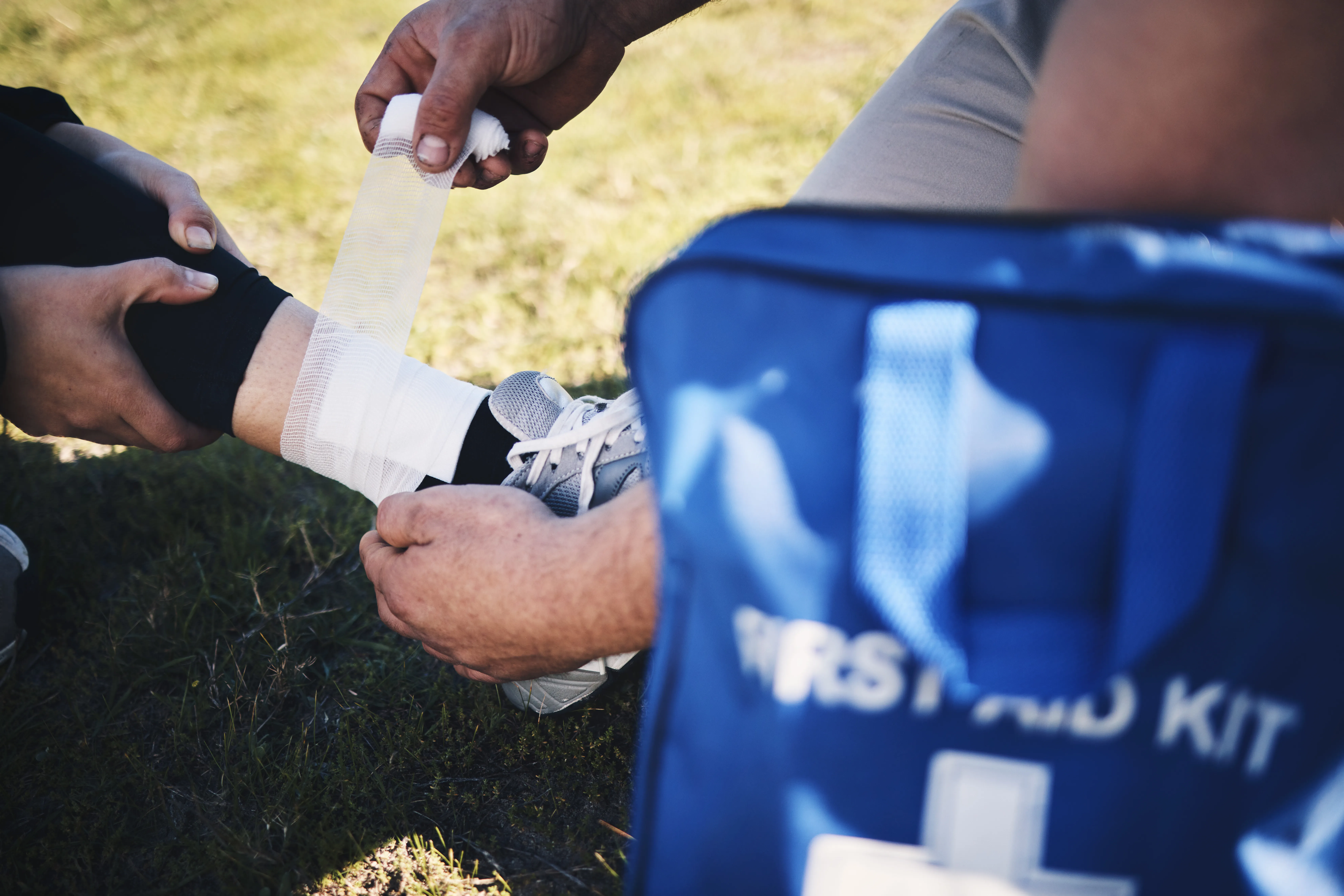 Verband am Knöchel bei Sportverletzung | Erste Hilfe Neuss