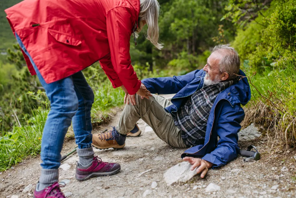 Wanderunfall bei Senior | Erste Hilfe Neuss