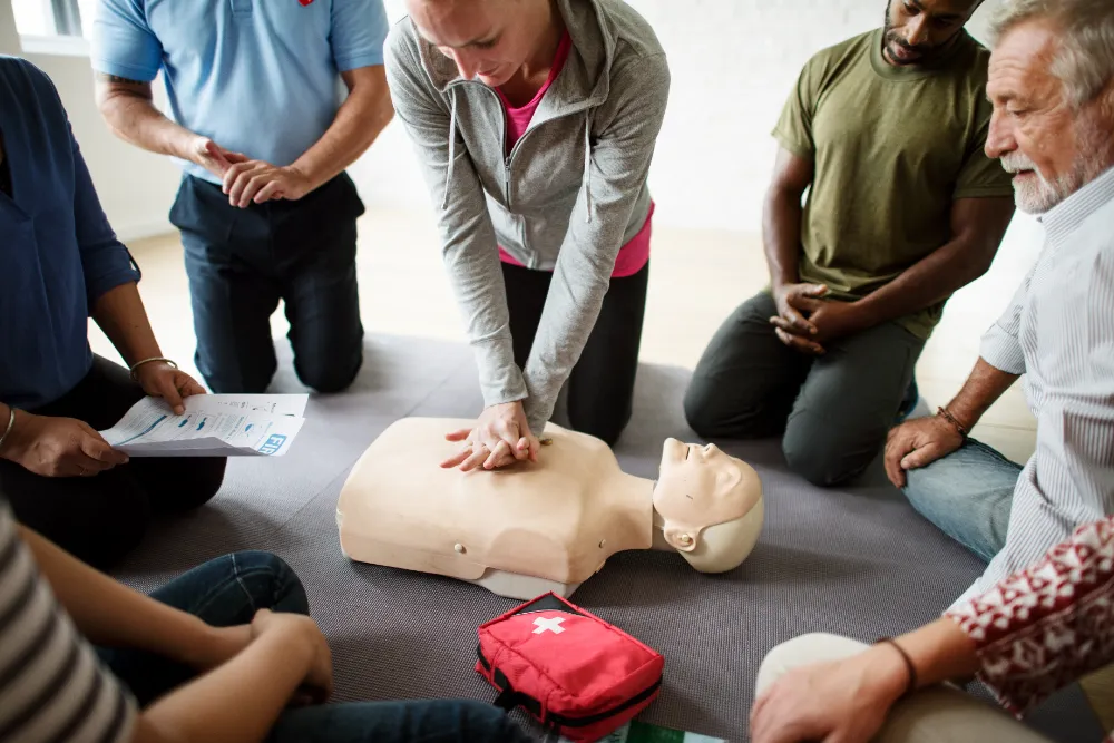 Herzdruckmassage im Kurs | Erste Hilfe Neuss